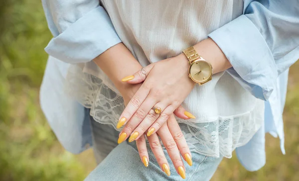 黄色的钉子修指甲的概念 春夏对女人的观念 美和手的呵护 — 图库照片