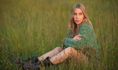 Sahada parlak ve sağlıklı ciltli doğal sarışın kız. Tüylü hırka giyen güzel bir kadın.  