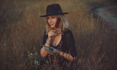 Tarot kartlı çingene kadın. Bohem tarzının yansıması, kaderin tahmini