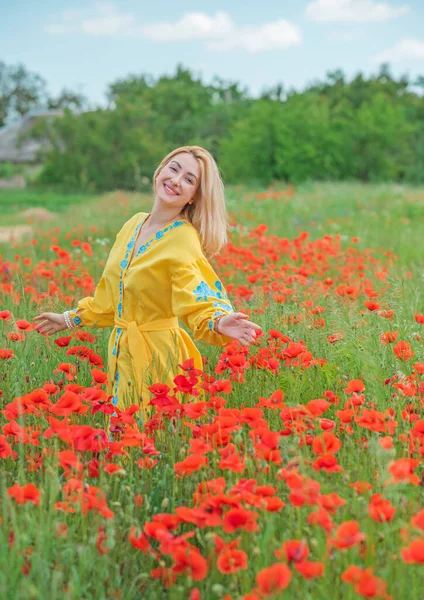 Chica Amarillo Con Elementos Azules Bordados Vestido Boho Moda Rubia — Foto de Stock
