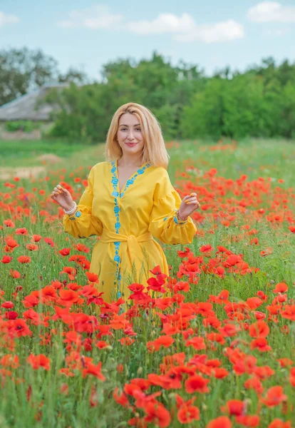 Chica Amarillo Con Elementos Azules Bordados Vestido Boho Moda Rubia — Foto de Stock