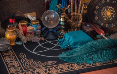 Mistik atmosfer, masadaki tarot kartı görüntüsü, esrarengiz kavram, falcılık ve tahminler.