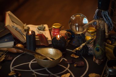 Mistik atmosfer, masadaki tarot kartı görüntüsü, esrarengiz kavram, falcılık ve tahminler.