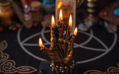 Mistik atmosfer, masadaki tarot kartı görüntüsü, esrarengiz kavram, falcılık ve tahminler.