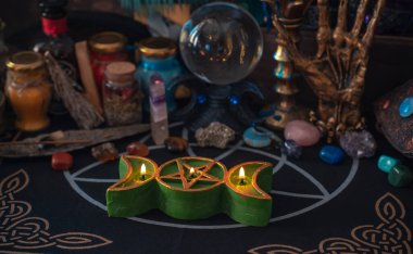 Beyaz büyü, enerji temizliği. Cadı için sunak, aşk için sihir, sağlık, mutluluk için cazibe. Esrarengiz kavram