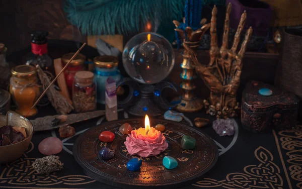 白い魔法エネルギー洗浄 魔女のための祭壇 愛のための魔法 幸福を集めています 密教の概念 — ストック写真