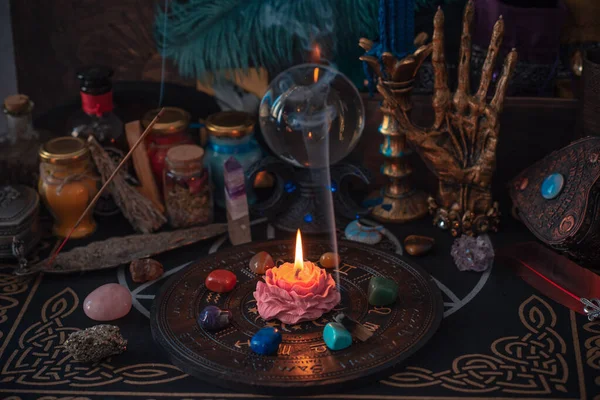 白い魔法エネルギー洗浄 魔女のための祭壇 愛のための魔法 幸福を集めています 密教の概念 — ストック写真