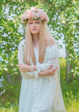 Avrupa Slav Geleneği, beyaz elbiseli gelin, başında peçesi olan çiçek çelengi. Şefkatli kız