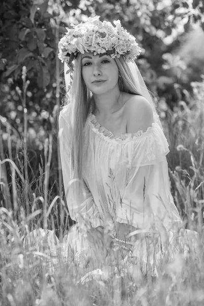欧洲斯拉夫传统 新娘身穿白衣 头戴花环 头戴面纱 温柔的女孩 — 图库照片
