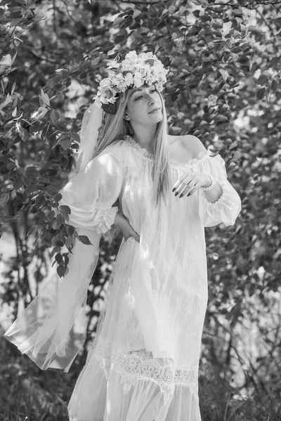 Ευρωπαϊκή Σλαβική Παράδοση Νύφη Λευκό Φόρεμα Στεφάνι Πέπλο Στο Κεφάλι — Φωτογραφία Αρχείου
