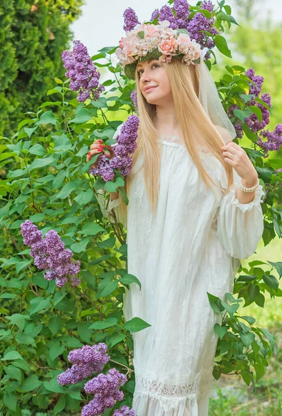 Europejska Tradycja Słowiańska Panna Młoda Białej Sukni Wieniec Kwiatowy Welonem — Zdjęcie stockowe