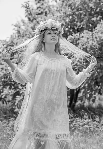 Tradition Slave Européenne Mariée Robe Blanche Couronne Fleurs Avec Voile — Photo