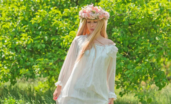 Evropská Slovanská Tradice Nevěsta Bílých Šatech Květinový Věnec Závojem Hlavě — Stock fotografie