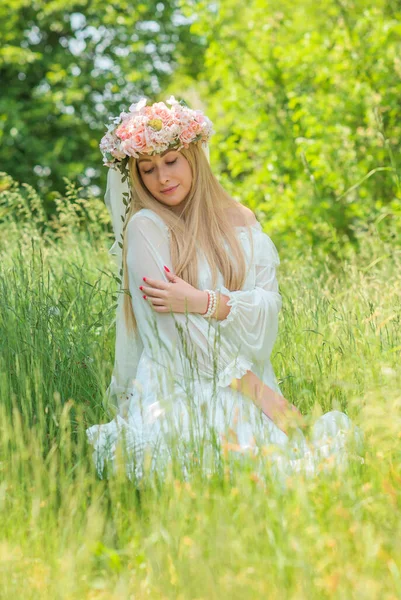 Tradición Eslava Europea Mujer Novia Vestido Blanco Corona Flores Con — Foto de Stock