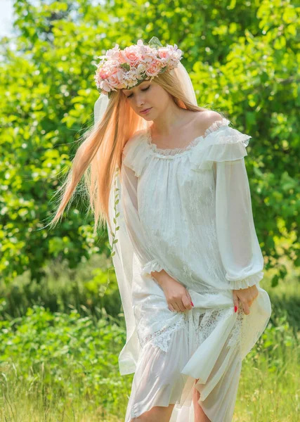 Europejska Tradycja Słowiańska Panna Młoda Białej Sukni Wieniec Kwiatowy Welonem — Zdjęcie stockowe