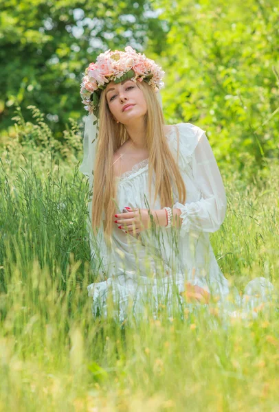Європейська Слов Янська Традиція Наречена Білій Сукні Квітка Вінок Вуаллю — стокове фото