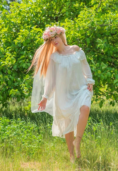 ヨーロッパスラブの伝統 白いドレスの花嫁の女性 頭の上にベールを持つ花の花輪 公開女の子 — ストック写真