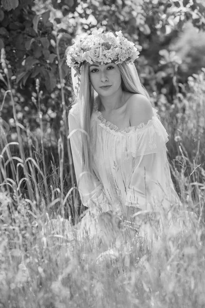 欧洲斯拉夫传统 新娘身穿白衣 头戴花环 头戴面纱 温柔的女孩 — 图库照片