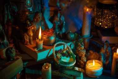 Cadı sunağı tasviri. Kader ve kehanet kavramı. Büyü ve enerji, cadı ve putperest şeyler. Alternatif şifa ilacı 