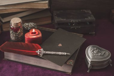 Cadı sunağı tasviri. Kader ve kehanet kavramı. Büyü ve enerji, cadı ve putperest şeyler. Alternatif şifa ilacı 