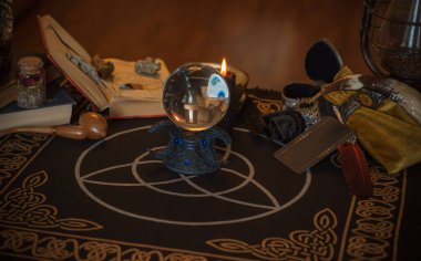 Cadı sunağı tasviri. Kader ve kehanet kavramı. Büyü ve enerji, cadı ve putperest şeyler. Alternatif şifa ilacı 