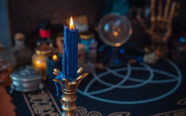 Cadı sunağı tasviri. Kader ve kehanet kavramı. Büyü ve enerji, cadı ve putperest şeyler. Alternatif şifa ilacı 