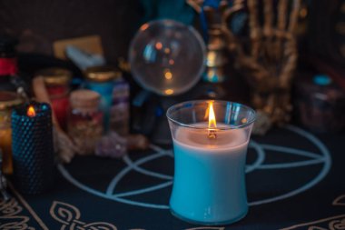 Cadı sunağı tasviri. Kader ve kehanet kavramı. Büyü ve enerji, cadı ve putperest şeyler. Alternatif şifa ilacı 