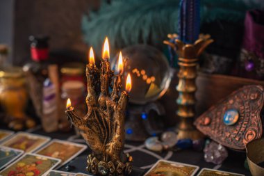 Cadı sunağı tasviri. Kader ve kehanet kavramı. Büyü ve enerji, cadı ve putperest şeyler. Alternatif şifa ilacı 