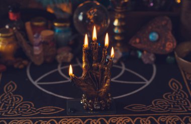 Cadı sunağı tasviri. Kader ve kehanet kavramı. Büyü ve enerji, cadı ve putperest şeyler. Alternatif şifa ilacı 