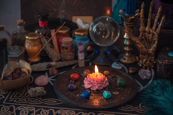 关于女巫祭坛的说明 命运和预测的概念 魔法和能量邪恶和异教徒的东西替代治疗药物 — 图库照片
