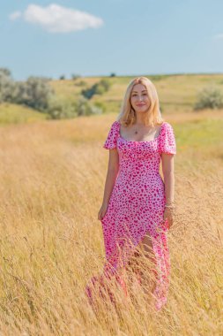 Romantik kadın, doğal kadın güzelliği. Doğadaki kadın, pembe elbiseli güzel Avrupalı bayan.