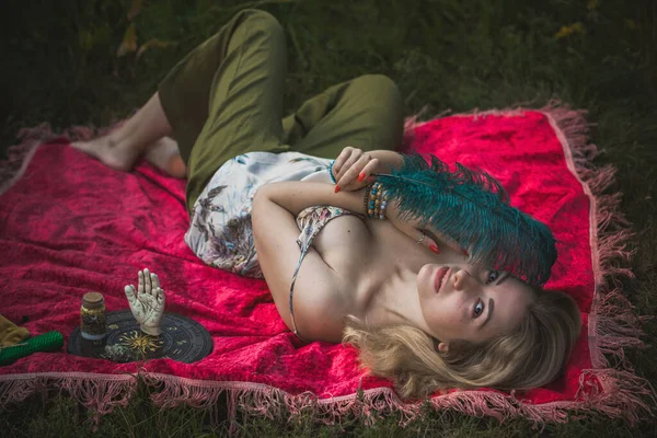 Bohemian Modern Girl Mit Magischen Sachen Energiereinigungskonzept Freiheit Seele — Stockfoto