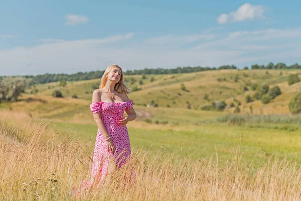 Romantik Kadın Doğal Kadın Güzelliği Doğadaki Kadın Pembe Elbiseli Güzel — Stok fotoğraf