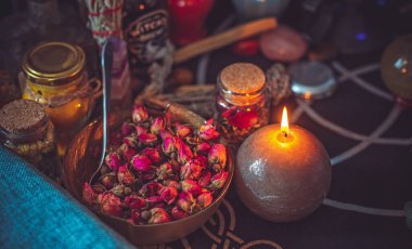 Sihirli sahne, esrarengiz ve cadı kavramı, falcılık, masadaki cadı şeyleri.