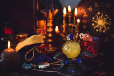 Sihirli sahne, esrarengiz ve cadı kavramı, falcılık, masadaki cadı şeyleri.
