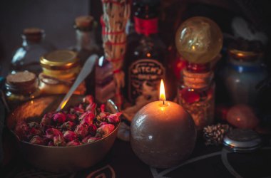 Sihirli sahne, esrarengiz ve cadı kavramı, falcılık, masadaki cadı şeyleri.