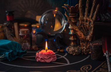 Sihirli sahne, esrarengiz ve cadı kavramı, falcılık, masadaki cadı şeyleri.