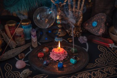 Sihirli sahne, esrarengiz ve cadı kavramı, falcılık, masadaki cadı şeyleri.