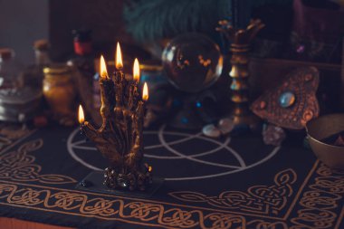 Sihirli sahne, esrarengiz ve cadı kavramı, falcılık, masadaki cadı şeyleri.