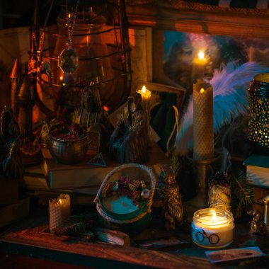 Sihirli sahne, esrarengiz ve cadı kavramı, falcılık, masadaki cadı şeyleri.