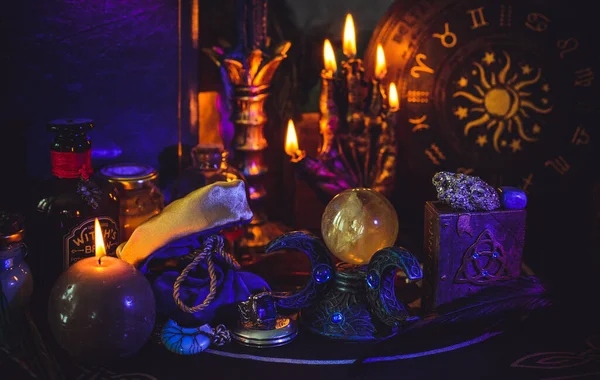 Magische Szene Esoterik Und Zauberei Wahrsagerei Hexensachen Auf Dem Tisch — Stockfoto