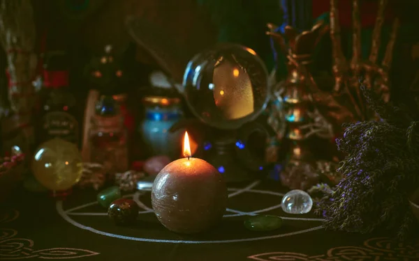 魔法のシーン 密教と魔術の概念 テーブルの上の魔女のもの — ストック写真