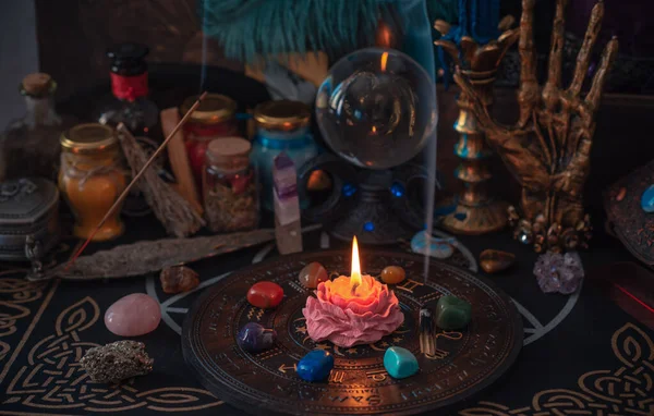 Varázslatos Jelenet Ezoterikus Wicca Koncepció Jövendőmondás Boszorkány Dolgok Asztalon — Stock Fotó