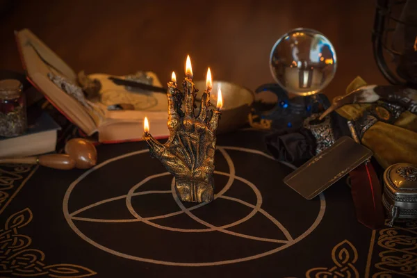 Волшебная Сцена Эзотерическая Викка Концепция Предсказание Судьбы Ведьмины Вещи Столе — стоковое фото