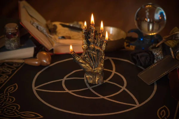 Magische Szene Esoterik Und Zauberei Wahrsagerei Hexensachen Auf Dem Tisch — Stockfoto