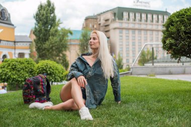 Genç Avrupalı kız öğrenci, sarışın kız, gençlik hayatı. Şehirde portre