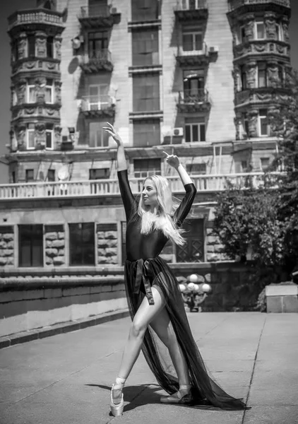 Młoda Balerina Stroju Baletowym Tańczy Czuje Oddech Wielkiego Miasta Życia — Zdjęcie stockowe