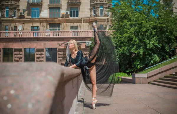 Joven Bailarina Traje Ballet Bailando Sintiendo Aliento Vida Gran Ciudad — Foto de Stock