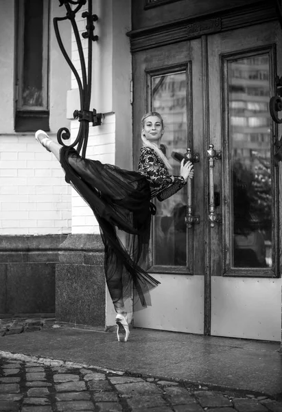 Jovem Bailarina Traje Balé Dançando Sentindo Sopro Vida Cidade Grande — Fotografia de Stock