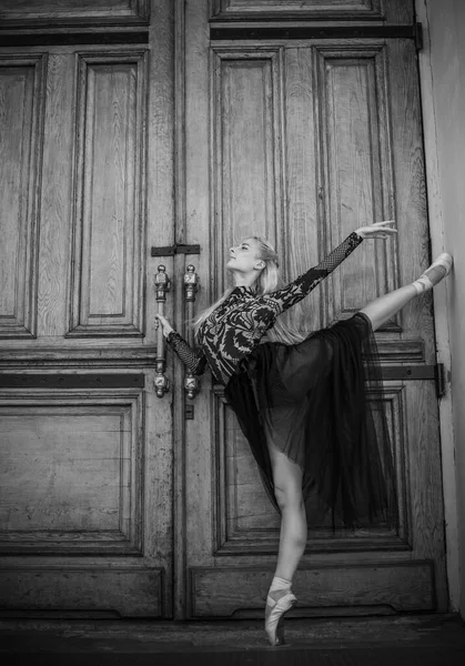 Young Ballerina Ballet Costume Dancing Feeling Breath Big City Life — Stock Photo, Image